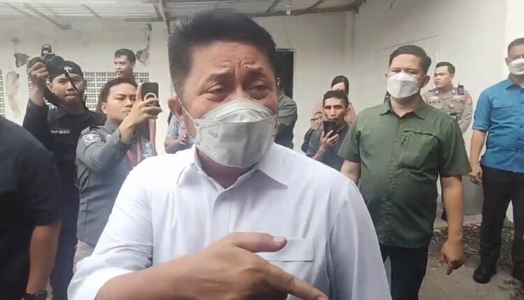 Gubernur Sumatera Selatan, Herman Deru, saat meninjau langsung proses identifikasi korban kecelakaan bus ALS di RS Bhayangkara Moh Hasan Palembang.