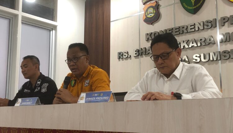 Karumkit RS Bhayangkara Moh Hasan Palembang, Kombes Pol Budi Santoso saat memberikan keterangan pers terkait perkembangan identifikasi korban kecelakaan bus ALS di RS Bhayangkara Moh Hasan, Palembang.