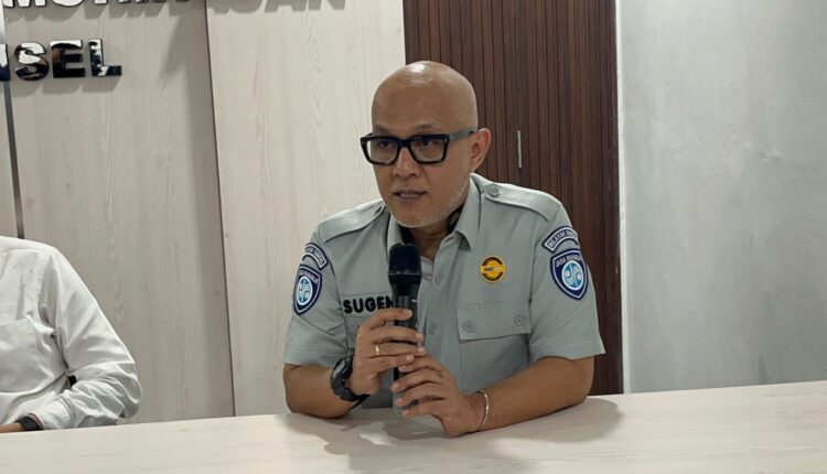 Kepala Bagian Administrasi Jasa Raharja Kanwil Sumsel, Sugeng Prastowo, saat memberikan keterangan terkait pemberian santunan bagi korban kecelakaan maut Bus ALS dan truk tangki di RS Bhayangkara Moh Hasan Palembang.