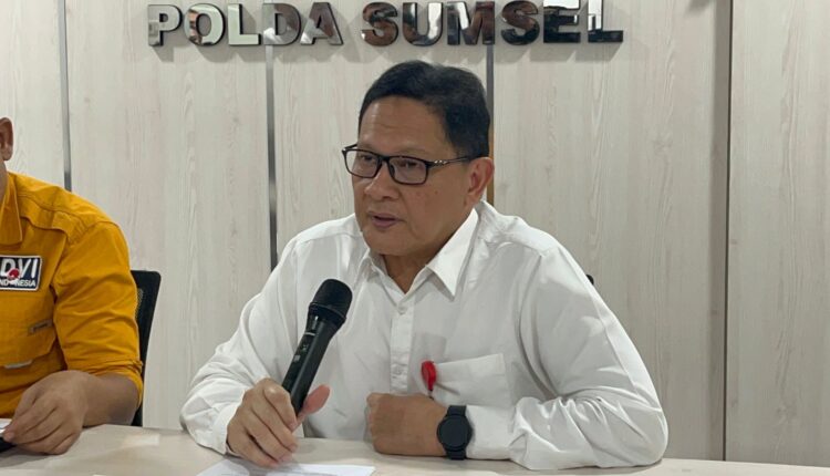 Kepala Dinas Kesehatan Provinsi Sumatera Selatan, dr. Trisnawarman, memberikan keterangan pers di Palembang.