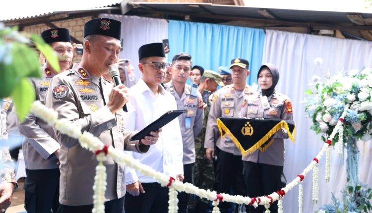 Kapolda Sumatera Selatan Irjen Pol Sandi Nugroho membacakan naskah peresmian program 50 titik sumur bor di Masjid Ar-Rahman, Talang Betutu, Palembang.