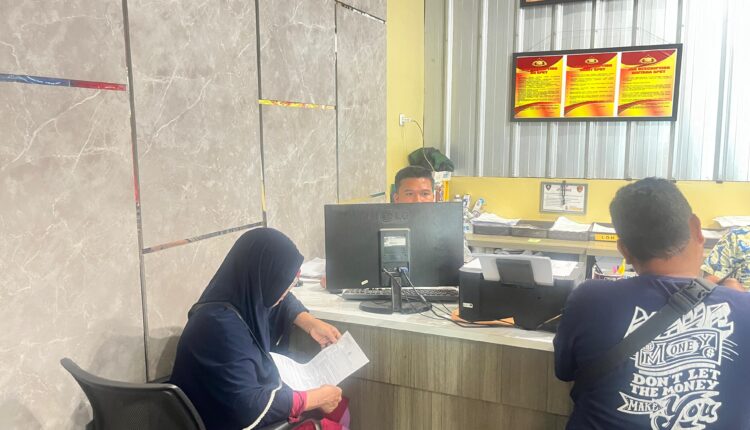 Erlini (64), seorang ibu rumah tangga, saat memberikan keterangan kepada petugas di Sentra Pelayanan Kepolisian Terpadu (SPKT) Polrestabes Palembang.