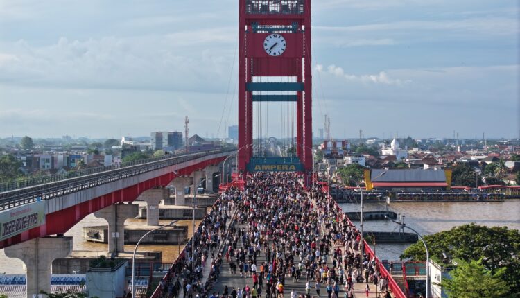 Lautan manusia di jantung Kota Palembang, uji coba CFD ke-3 sukses besar, riuh tawa warga penuhi Jembatan Ampera.