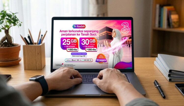 Tampak salah satu pegawai Indosat Ooredo Hutchison menunjukan paket promo yang dihadirkan.