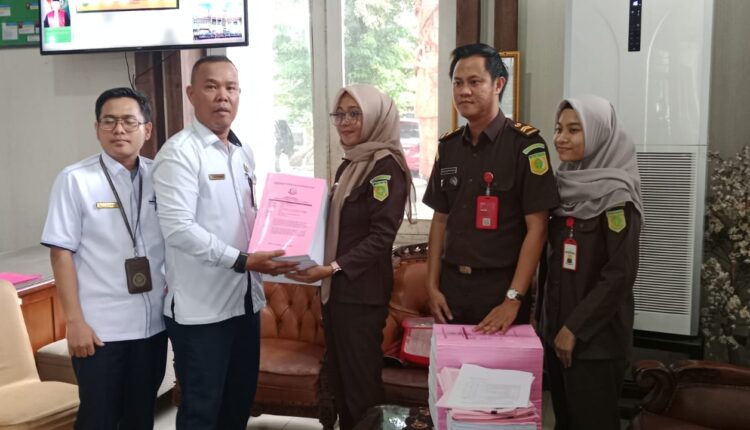 Tim Jaksa Penuntut Umum (JPU) Kejaksaan Negeri Ogan Komering Ilir (Kejari OKI) menyerahkan bundel berkas perkara dugaan korupsi pembiayaan KUR Bank BSI senilai Rp 9,5 miliar kepada petugas PTSP Pengadilan Tipikor Palembang.