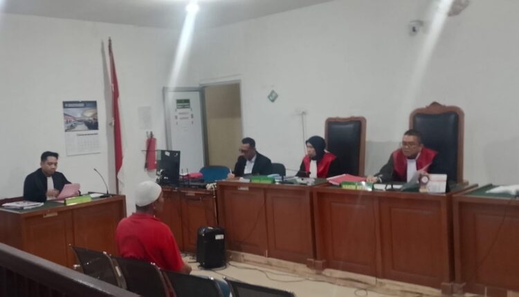 Terdakwa Romli (berbaju tahanan merah) mendengarkan pembacaan tuntutan dalam sidang lanjutan perkara pembunuhan Joko Samara di Pengadilan Negeri Palembang.