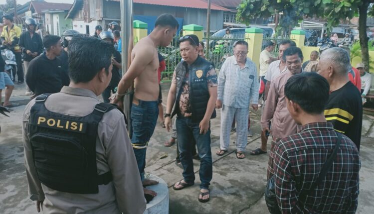 Personel Polsek Ilir Barat I mengamankan seorang pria berinisial H (35) yang terikat di tiang bendera setelah diduga mencoba mencuri uang kotak amal di sebuah masjid kawasan Bukit Lama.
