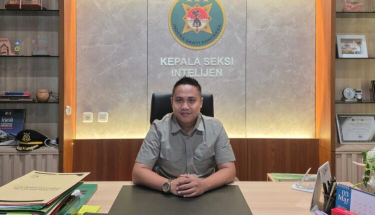 Kepala Seksi Intelijen Kejaksaan Negeri (Kejari) Palembang, Mochamad Ali Rizza, memberikan keterangan terkait perkembangan kasus dugaan korupsi pembangunan Gedung Guest House UIN Raden Fatah di ruang kerjanya.