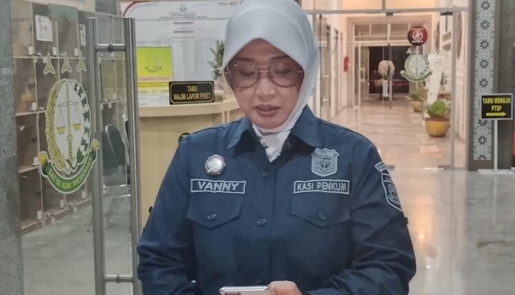 Kepala Seksi Penerangan Hukum (Kasi Penkum) Kejati Sumsel, Vanny Yulia Eka Sari, saat memberikan keterangan terkait pemeriksaan tiga tersangka kasus dugaan korupsi distribusi semen oleh PT Karya Makmur Mandiri (KMM).