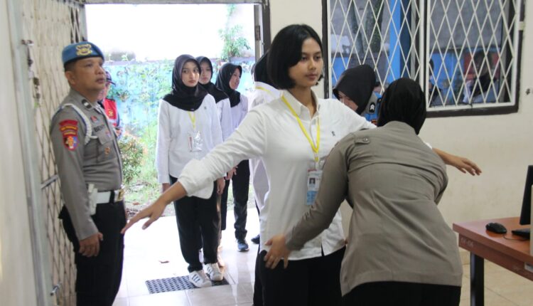 Petugas Bidpropam Polda Sumsel melakukan pemeriksaan badan (body checking) kepada peserta sebelum memasuki ruang ujian CAT Asesmen Mental Ideologi (AMI).