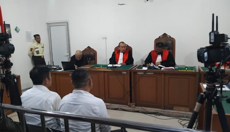 Majelis Hakim yang diketuai Fauzi Isa membacakan amar putusan terhadap terdakwa Purwanto dan Robi Vitergo dalam sidang kasus korupsi proyek Pokok Pikiran (Pokir) DPRD OKU di PN Tipikor Palembang.