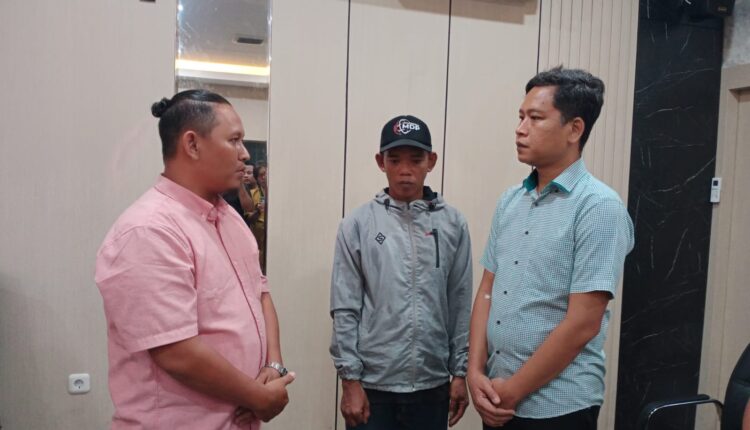 Amri Ansori (35), orang tua korban PS (12), menemui Kapolrestabes Palembang Kombes Pol Sonny Mahar Budi Adityawan dan Kasat Reskrim AKBP M Jedi Permana di Mapolrestabes Palembang, untuk menyampaikan apresiasi dan terima kasih atas pengungkapan cepat kasus kekerasan seksual terhadap anak yang menimpa putrinya di Gandus.