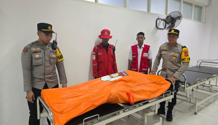 Aparat kepolisian dari Polrestabes Palembang bersama petugas medis mengevakuasi jenazah berinisial MY (40) yang diletakkan di dalam kantong jenazah oranye di Palembang.