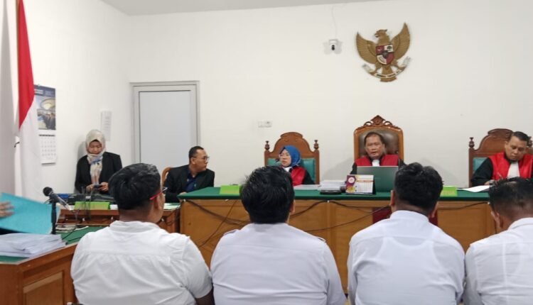 Empat terdakwa kasus dugaan korupsi dana hibah KONI Kabupaten Lahat, yakni Kalsum Barifi, Amrul Husni, Andika Kurniawan, dan Weter Afriansyah mendengarkan pembacaan amar tuntutan oleh Jaksa Penuntut Umum (JPU) dalam sidang di Pengadilan Negeri (PN) Tindak Pidana Korupsi (Tipikor) Palembang.