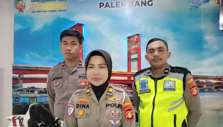 Kanit Regident Satlantas Polrestabes Palembang Iptu Dina (tengah) bersama personel Satpas Polrestabes Palembang memberikan keterangan terkait penutupan sementara pelayanan SIM dan SKCK di Palembang, Sumatra Selatan.
