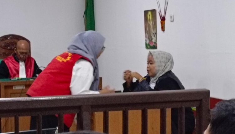 Terdakwa kasus penipuan investasi skincare fiktif, Sabrina Cahya Kirana (tengah berompi tahanan merah), berdiskusi dengan penasihat hukumnya saat menjalani sidang agenda pembacaan putusan di Pengadilan Negeri Palembang, Sumatera Selatan.