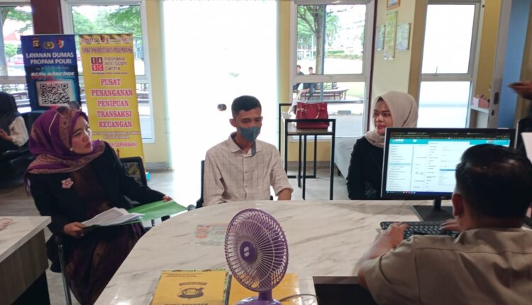Korban dugaan perampasan mobil, Feriansyah Lusito (tengah), didampingi penasihat hukumnya memberikan keterangan kepada petugas saat membuat laporan di Sentra Pelayanan Kepolisian Terpadu (SPKT) Polrestabes Palembang, Sumatera Selatan.