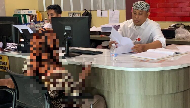 Korban dugaan pelecehan seksual berinisial IS (23) memberikan keterangan di hadapan petugas saat membuat laporan polisi di ruang Sentra Pelayanan Kepolisian Terpadu (SPKT) Polrestabes Palembang, Sumatera Selatan.