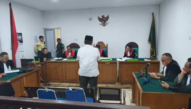 Terdakwa Amin Mansur (tengah, membelakangi kamera) mendengarkan pembacaan amar putusan oleh Majelis Hakim yang diketuai Fauzi Isa dalam sidang kasus korupsi penguasaan lahan negara di Pengadilan Negeri (PN) Tipikor Palembang, Sumatra Selatan.