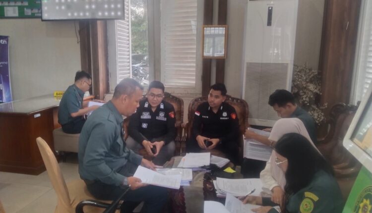 Suasana pemeriksaan kelengkapan dokumen pelimpahan berkas perkara dugaan korupsi Dinas Perkimtan Kota Palembang di PN Palembang.