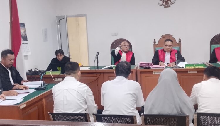 Empat terdakwa kasus dugaan korupsi pengadaan bahan bangunan rutin Waskim (duduk menghadap hakim) mendengarkan pembacaan dakwaan oleh Jaksa Penuntut Umum (JPU) di Pengadilan Tipikor Palembang, Sumatra Selatan.