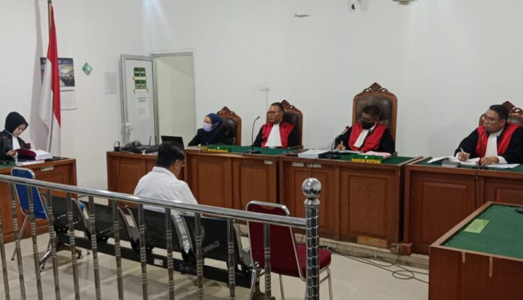 Terdakwa Eddy Hermanto (duduk baju putih, membelakangi kamera) mendengarkan pembacaan tuntutan dari Jaksa Penuntut Umum (JPU) Kejati Sumsel dalam sidang lanjutan kasus dugaan korupsi proyek revitalisasi Pasar Cinde di Pengadilan Tipikor Palembang, Sumatra Selatan.