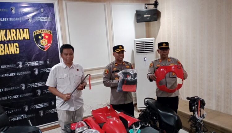 Kapolsek Sukarami Kompol Alex Andriyan (tengah) didampingi Wakapolsek AKP S Naibaho (kanan) menunjukkan barang bukti bodi sepeda motor dan linggis saat konferensi pers di Mapolsek Sukarami, Palembang, Sumatra Selatan.