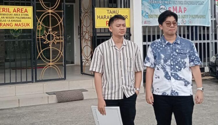 Kuasa hukum PT Amen Mulia, Akbar Tanjung (kiri) bersama rekannya Isykamal (kanan) memberikan keterangan pers di depan Pengadilan Negeri Palembang, Sumatra Selatan.
