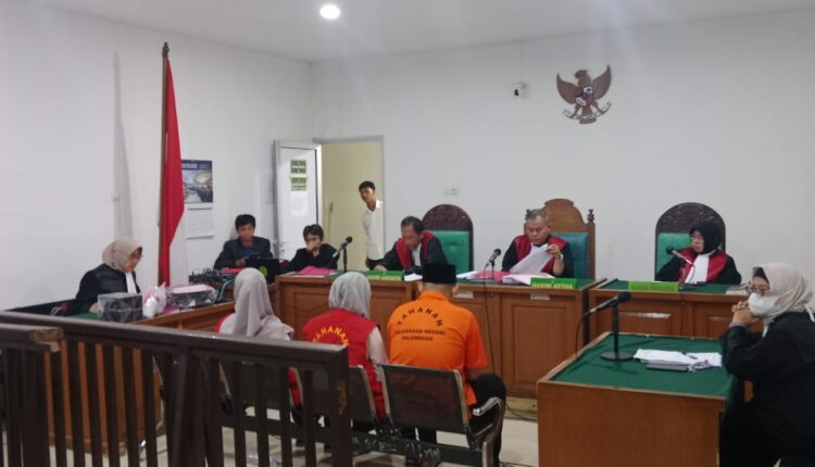 Terdakwa Noval Akbar, Rita Utami, dan Dori Agustina Pane (tengah, mengenakan rompi tahanan) mendengarkan keterangan saksi kepolisian dalam sidang lanjutan di Pengadilan Negeri Palembang, Sumatra Selatan.