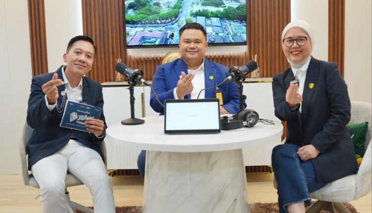 Foto bersama saat meresmikan studio multimedia TRING! Creative Space di Kantor Wilayah III Pegadaian, Kota Palembang.