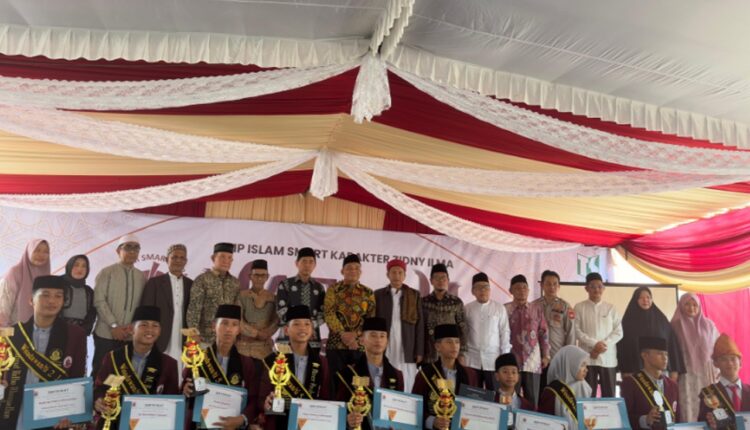 Sejumlah santri berprestasi foto bersama jajaran pengurus yayasan, tokoh masyarakat, dan perwakilan Pemerintah Kabupaten Banyuasin dalam acara Haflah Akhirussanah I SMP Islam Smart Karakter Zidny Ilma di Talang Kelapa, Banyuasin.