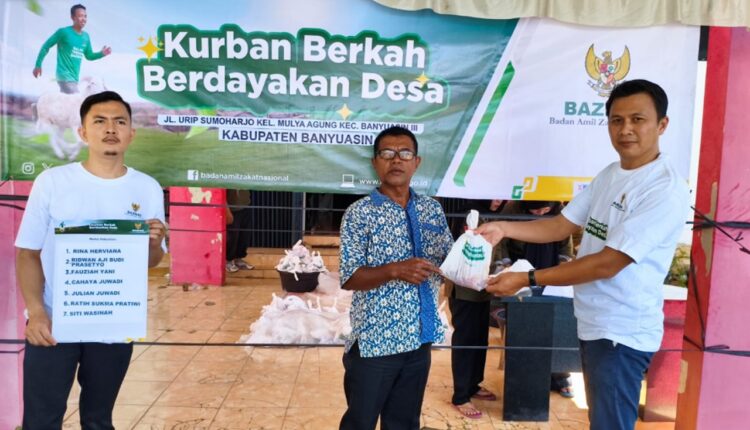 Badan Amil Zakat Nasional (BAZNAS) Kabupaten Banyuasin secara simbolik menyerahkan daging kurban untuk ratusan warga di Banyuasin, menjalankan Amanah dari BAZNAS RI untuk melaksanakan penyembelihan dan pendistribusian hewan kurban melalui program nasional Kurban Berkah Berdayakan Desa.