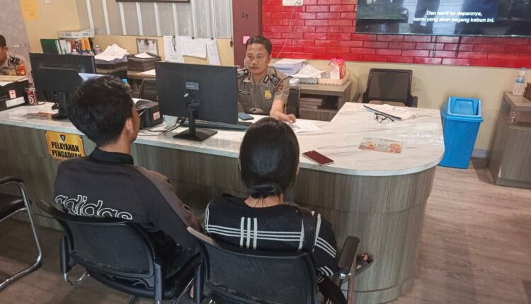 Korban pencurian kendaraan bermotor (curanmor), Febeiani Natasha Amelia, memberikan keterangan kepada petugas di ruang Pelayanan Pengaduan SPKT Polrestabes Palembang, Sumatera Selatan.