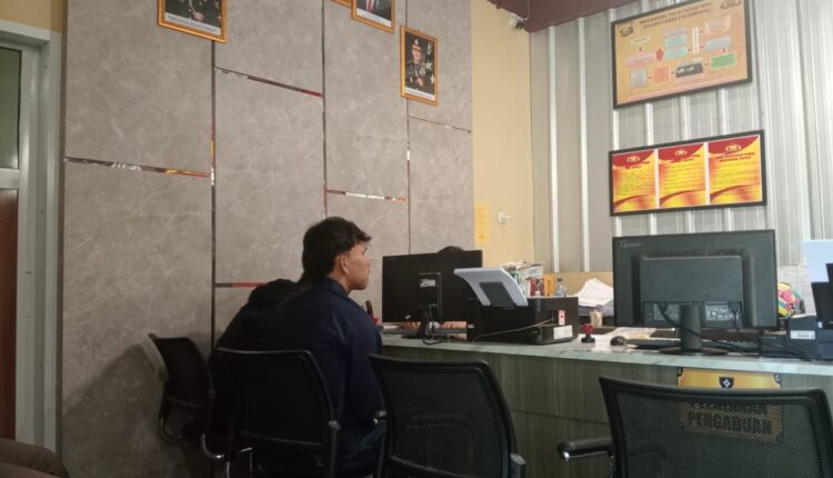 Korban penganiayaan saat memberikan keterangan kepada petugas di loket pengaduan Sentra Pelayanan Kepolisian Terpadu (SPKT) Polrestabes Palembang, Sumatera Selatan.