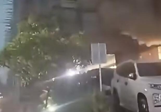 Kepulan asap hitam pekat membubung dari salah satu bangunan tenant di kawasan Palembang Indah Mall (PIM), Palembang, Sumatera Selatan.