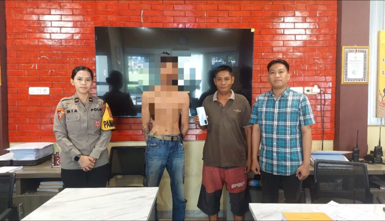 Petugas Kepolisian Pamapta Polrestabes Palembang Ipda Tamia Rahmadhany (kiri) bersama korban, Asmadi (kedua kanan), menunjukkan barang bukti ponsel dan mengamankan tersangka berinisial HS (kedua kiri) di markas Polrestabes Palembang, Sumatra Selatan.
