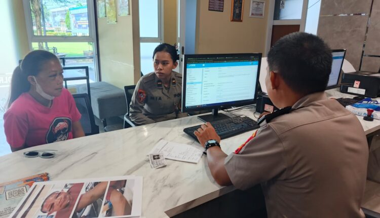 Korban penganiayaan, Fitria (kiri), memberikan keterangan kepada petugas kepolisian saat membuat laporan di SPKT Polrestabes Palembang, Sumatra Selatan.