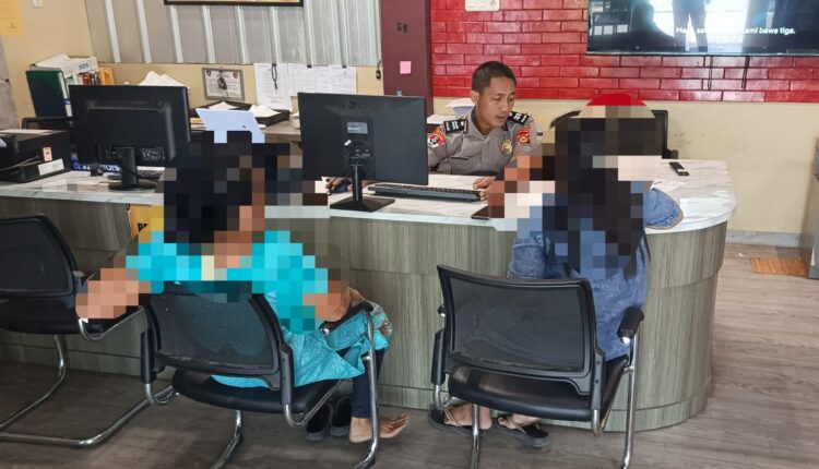Seorang Ibu Rumah Tangga (IRT) berinisial ML (37) didampingi kerabatnya memberikan keterangan kepada petugas piket SPKT saat membuat laporan kepolisian di Polrestabes Palembang, Sumatera Selatan.