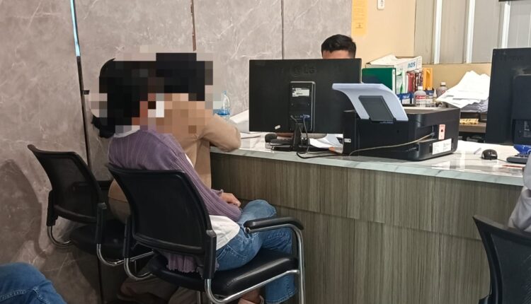 Korban berinisial HDP (26) didampingi pihak keluarga memberikan keterangan saat membuat laporan di Sentra Pelayanan Kepolisian Terpadu (SPKT) Polrestabes Palembang, Sumatera Selatan.