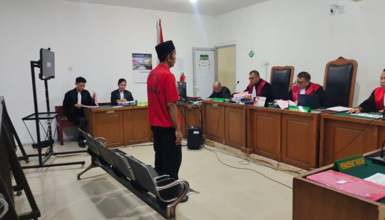 Terdakwa Suwanto (tengah) berdiri menghadap Majelis Hakim saat menjalani sidang agenda pembacaan vonis di Pengadilan Negeri Palembang, Sumatera Selatan.