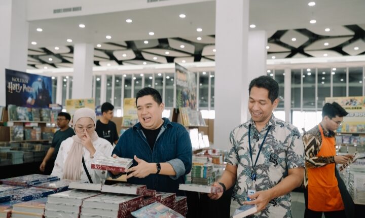 Country Director Big Bad Wolf (BBW) Books Indonesia, Marthius Wandi Budianto, menunjukkan salah satu koleksi buku internasional kepada pengunjung saat pembukaan bazar buku BBW Palembang 2026 di Top Hall M3 Palembang Trade Center (PTC) Mall, Palembang, Sumatera Selatan.