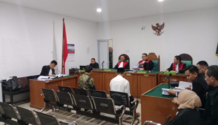Dua terdakwa perkara dugaan korupsi pengadaan pompa portable karhutla Kabupaten Musi Rawas Utara (Muratara), Supriyono dan Kusnandar, mendengarkan pembacaan amar tuntutan oleh Jaksa Penuntut Umum (JPU) dalam sidang di Pengadilan Tindak Pidana Korupsi (Tipikor) PN Palembang, Sumatera Selatan.