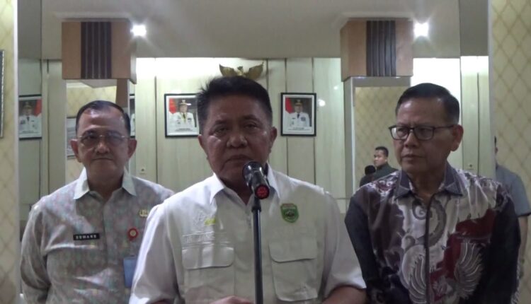 Gubernur Sumatera Selatan Herman Deru memberikan keterangan pers terkait komitmen penegakan sanksi birokrasi di Kantor Gubernur Sumsel, Palembang.