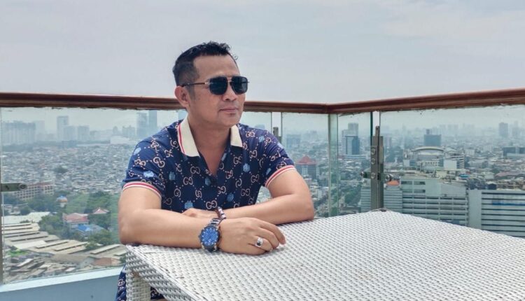 Direktur Suara Informasi Rakyat Sriwijaya (SIRA), Rahmat Sandi, saat memberikan keterangan terkait sengkarut proyek pipa transmisi Kabupaten PALI di Palembang.