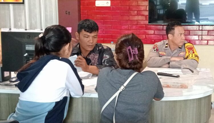 Korban dugaan Kekerasan Dalam Rumah Tangga (KDRT) berinisial CR (32) memberikan keterangan kepada petugas saat membuat laporan polisi di Sentra Pelayanan Kepolisian Terpadu (SPKT) Polrestabes Palembang.