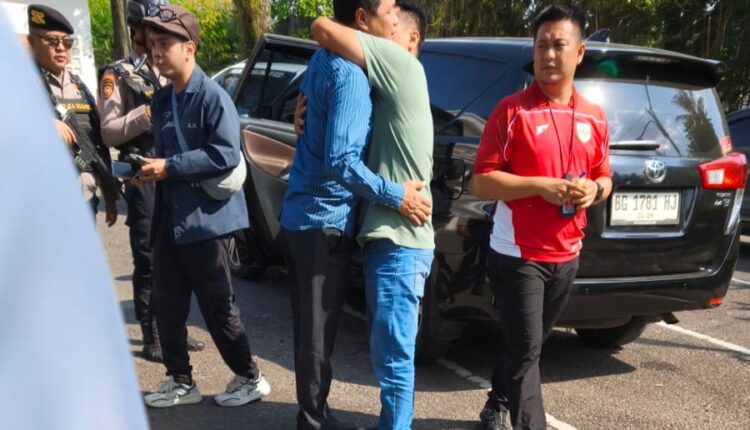 Suasana di area parkir saat tim penindakan Komisi Pemberantasan Korupsi (KPK) mengamankan Bupati Muara Enim, Edison.