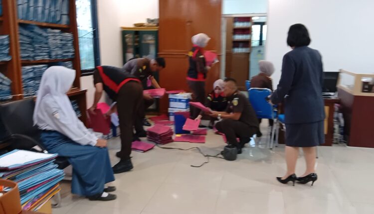 Tim penyidik Kejaksaan Negeri (Kejari) Pagar Alam memeriksa dan memilah tumpukan berkas saat penggeledahan jilid dua di Kantor Bank Sumsel Babel Cabang Pagar Alam, Sumatra Selatan.