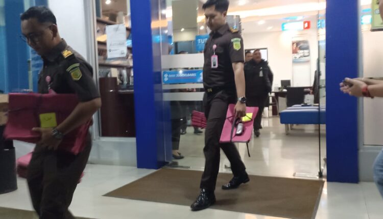 Tim penyidik Kejaksaan Negeri (Kejari) Pagar Alam membawa sejumlah berkas usai menggeledah Kantor Bank Sumsel Babel Cabang Pagar Alam, Sumatra Selatan.