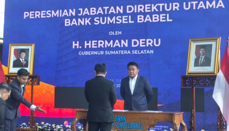 Gubernur Sumsel Herman Deru melantik Muhamad Suryadi sebagai Direktur Utama Bank Sumsel Babel, dikantor Pusat Bank Sumsel Babel Jakabaring.