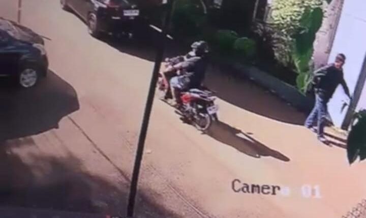 Tangkapan layar kamera pengawas (CCTV) memperlihatkan detik-detik seorang pria berhelm membawa kabur sepeda motor milik pengunjung dari area parkir Rumah Sakit Bhayangkara Moh Hasan Palembang, Sumatra Selatan, yang terjadi pada 28 Mei 2026.